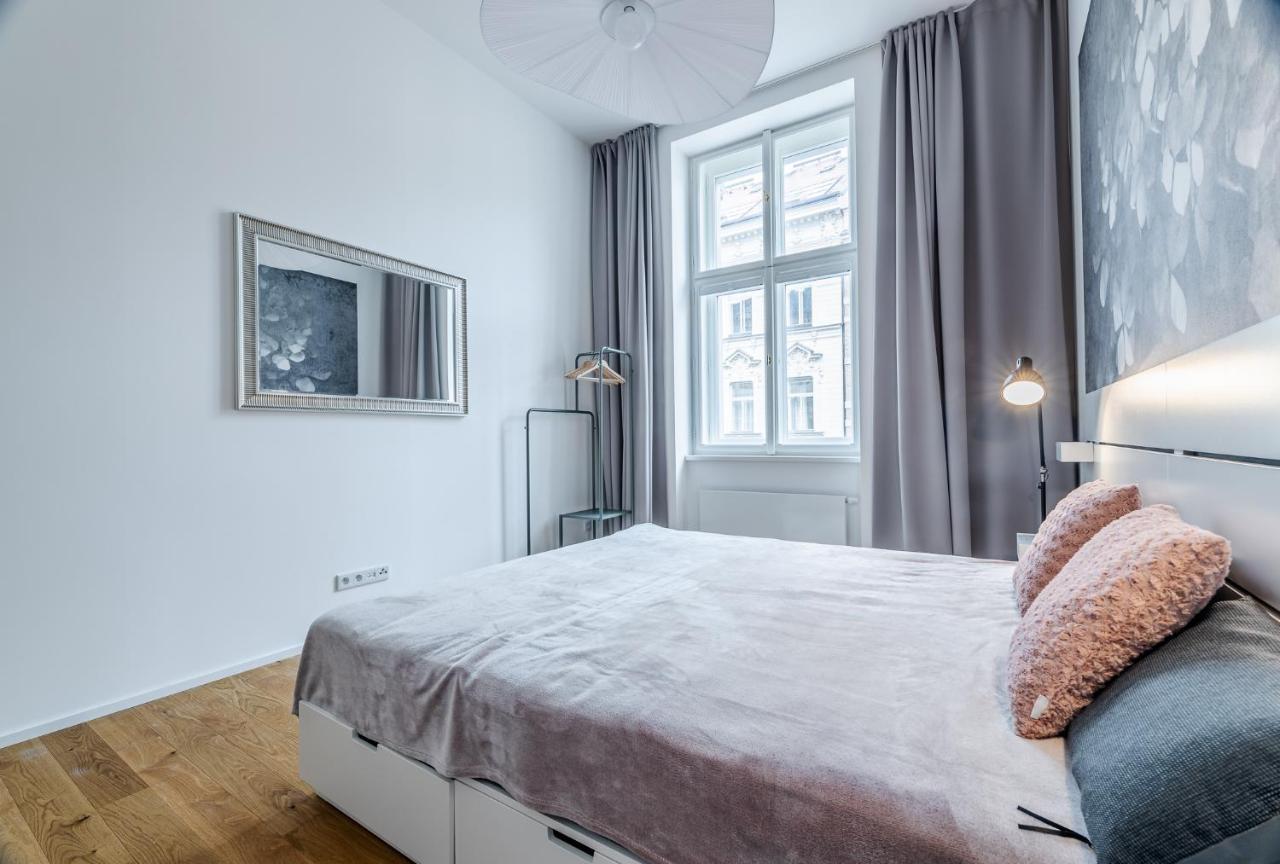 Elegant Apartments Located In The Centre Of Prague Luaran gambar
