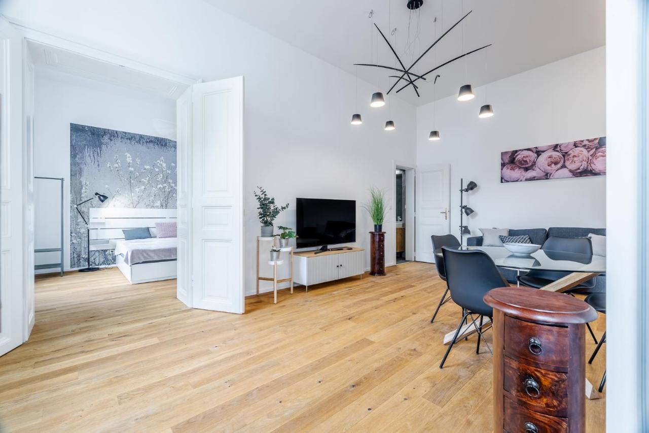 Elegant Apartments Located In The Centre Of Prague Luaran gambar